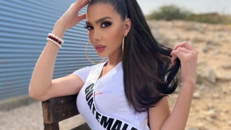 Por accidente, Miss Guatemala deja ver íntimo tatuaje en su seno