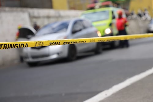 Asesinan a un hombre dentro de un carro en el bulevar Las Guacamayas, Mixco