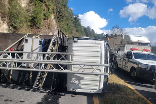 Aparatoso choque entre dos camiones pesados en ruta Interamericana