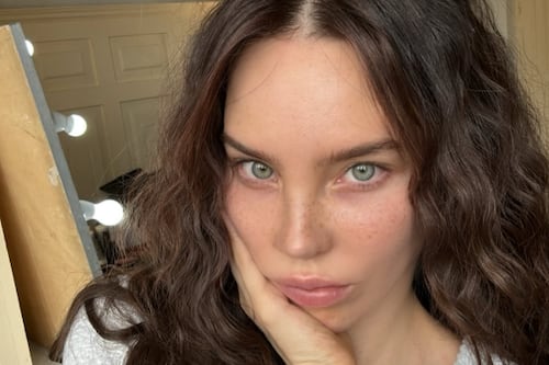 Video. Belinda “asalta” camión y se vuelve viral en redes sociales