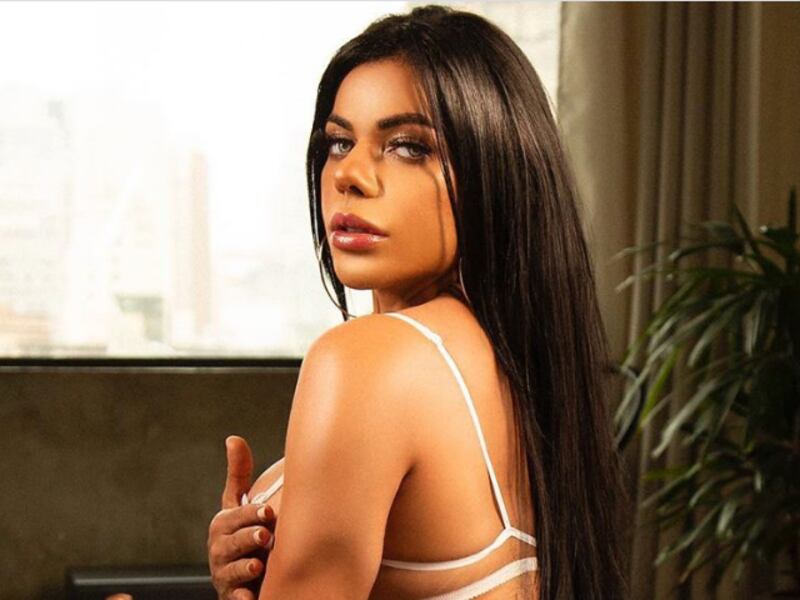 Suzy Cortez se quita toda la ropa para apoyar a sus “hermanos” en el Mundial