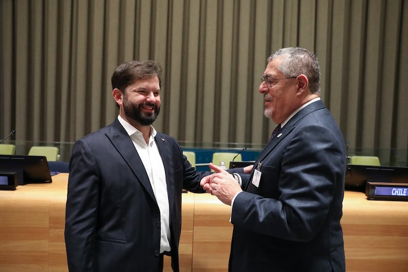 Gabriel Boric, presidente de Chile, junto con el mandatario de Guatemala, Bernardo Arévalo.