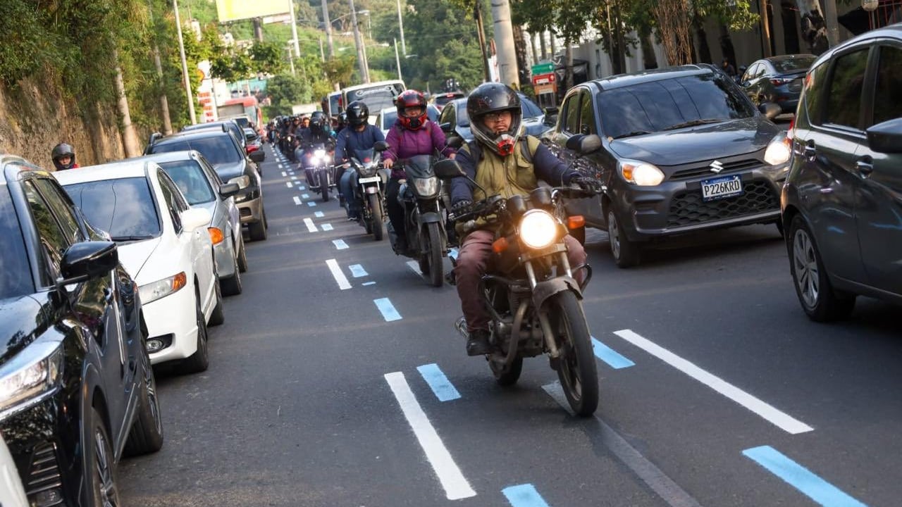 La Municipalidad implementará una nueva moto vía en la calzada Atanasio Tzul. Foto: Amilcar Montejo