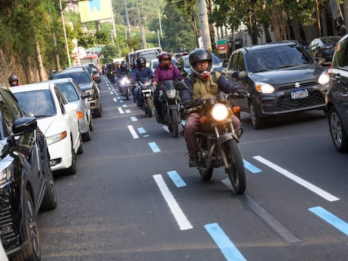 Más de 30 motoristas multados por circular sobre la banqueta en la calzada La Paz