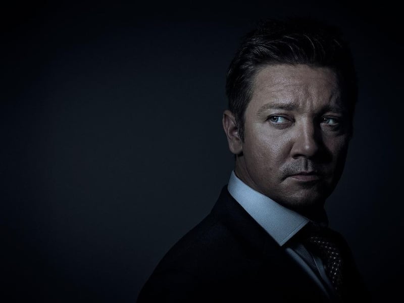 Jeremy Renner muestra mejoría al poder volver a caminar