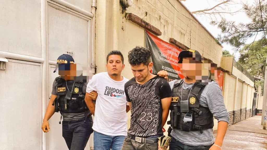 Capturan a taxistas piratas apodados "Silvestre" y "Piolin".