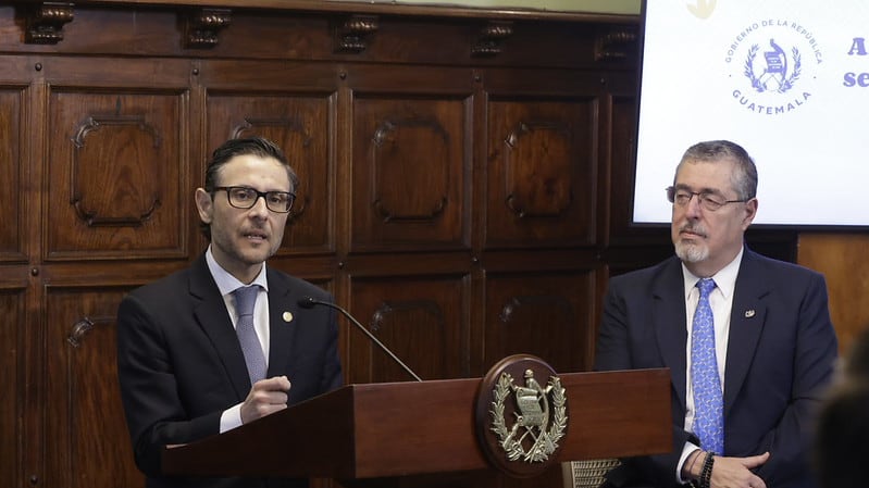 Julio Saavedra, titular de la Procuraduría General de la Nación, junto con el presidnete Bernardo Arévalo en el Palacio.