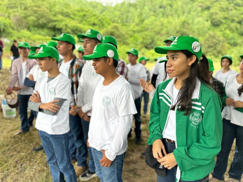 Voluntarios sembraron los árboles de mezquite en el corredor seco de Sanarate, El Progreso.