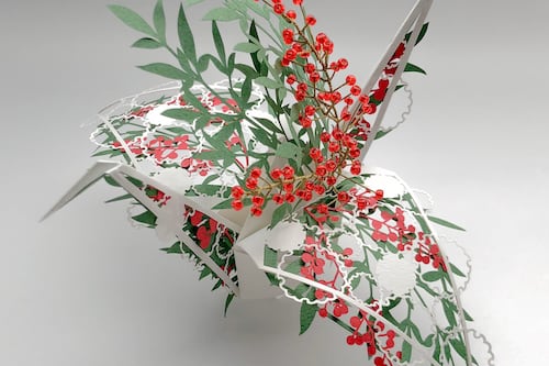 Del origami a paisajes en miniatura: las grullas de papel que reinventan la tradición