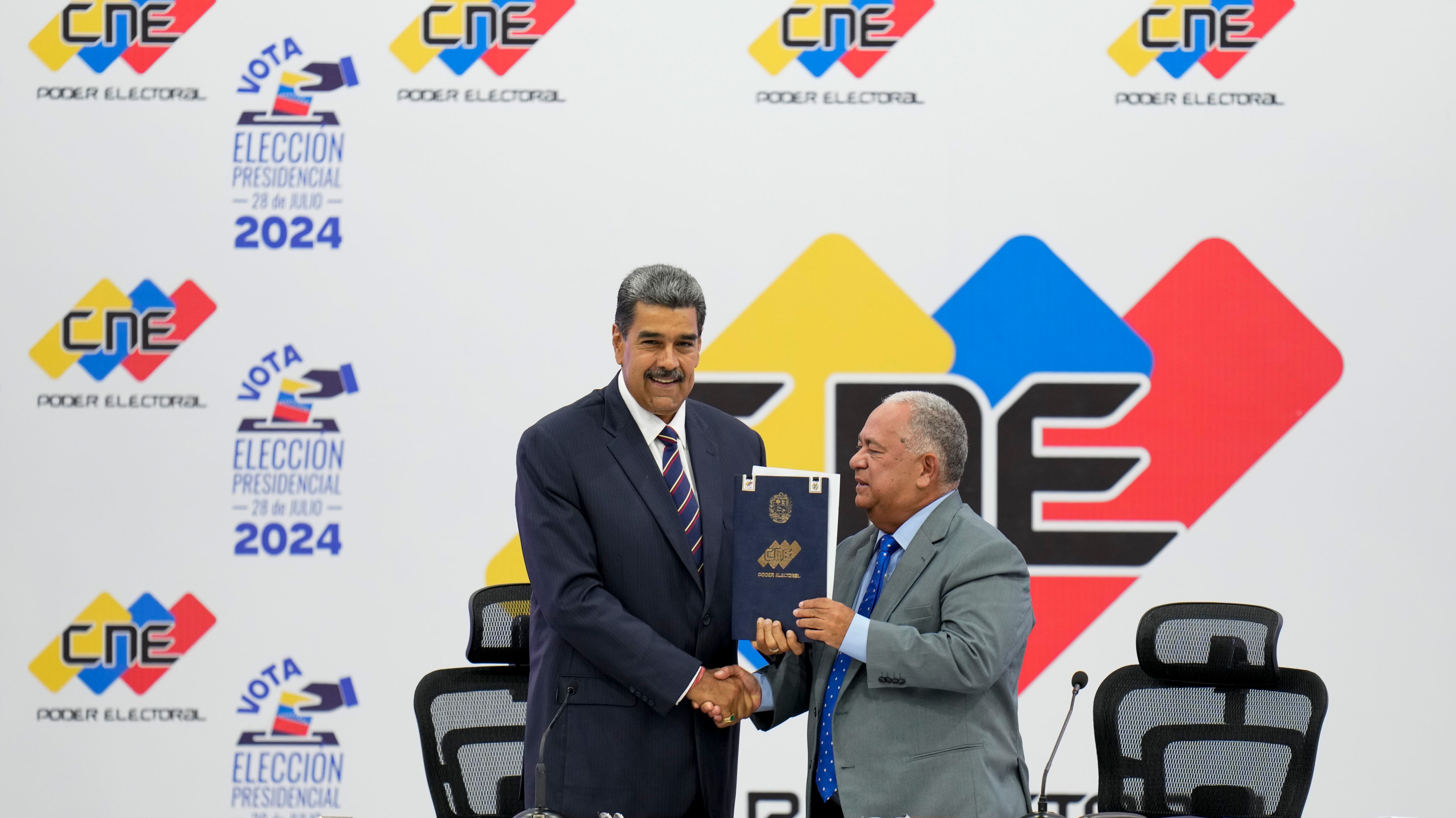 El presidente venezolano Nicolás Maduro, a la izquierda, recibe la certificación del presidente del Consejo Nacional Electoral (CNE)