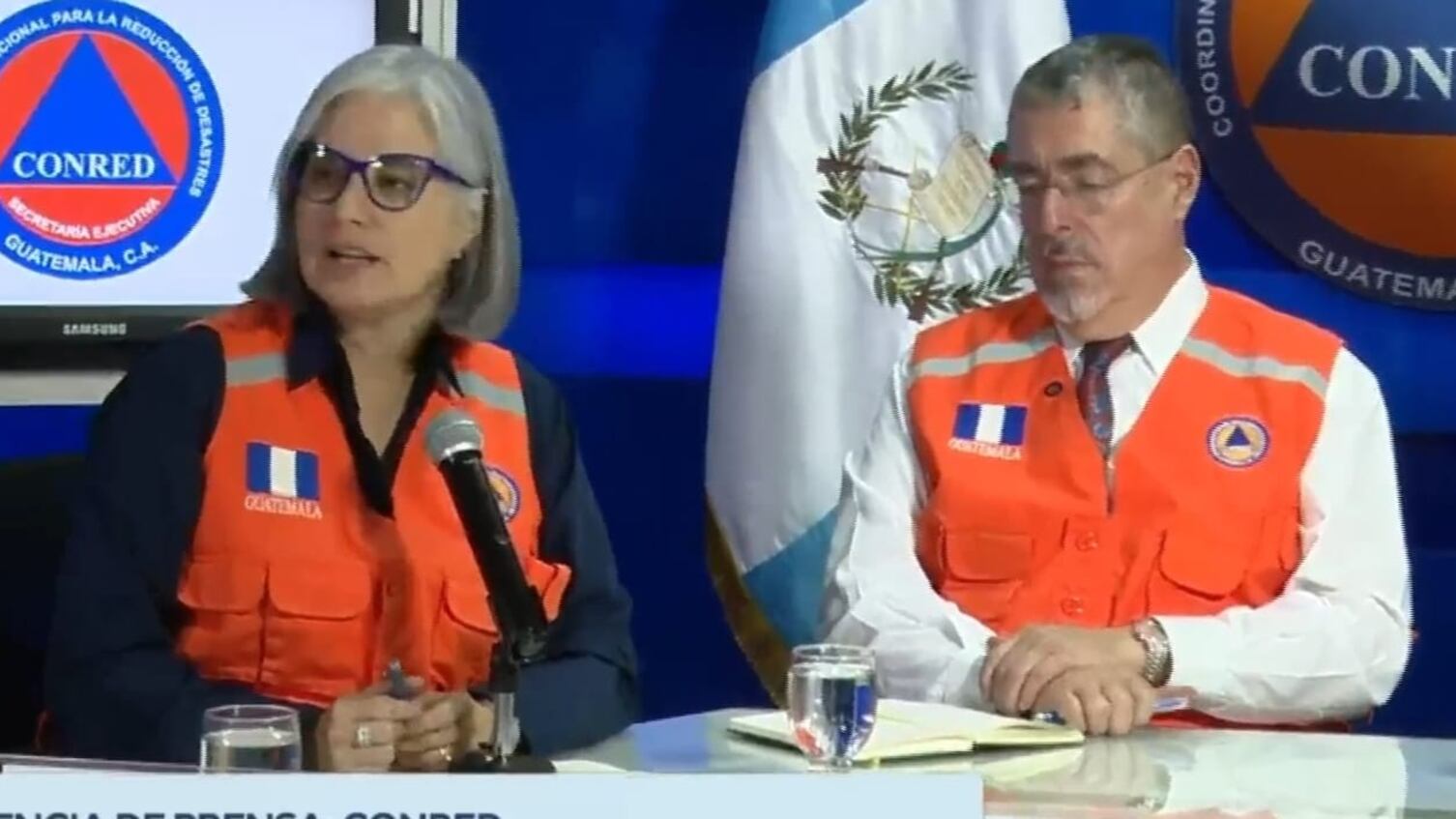 Luego de ser evacuado en dos ocasiones, el presidente Bernardo Arévalo, ofreció esta tarde una conferencia de prensa. Foto: Conred.