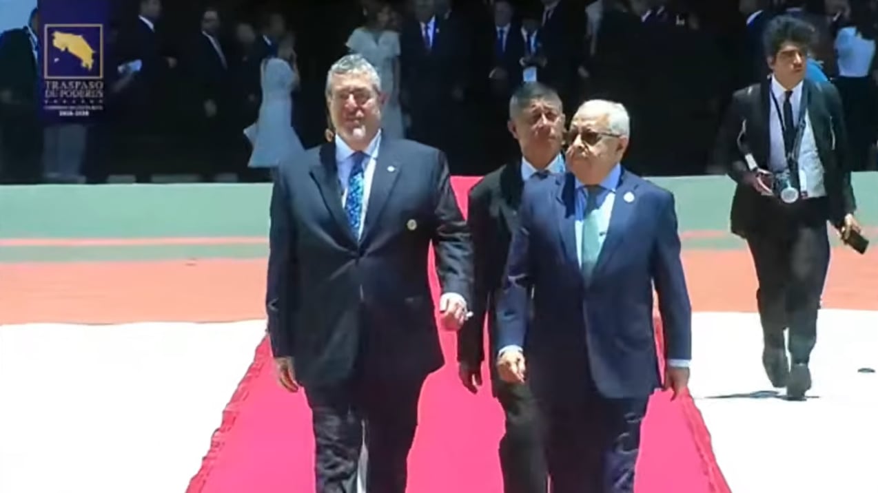 Presidente Bernardo Arévalo acude al Estadio Nacional junto con el canciller Carlos Martínez.