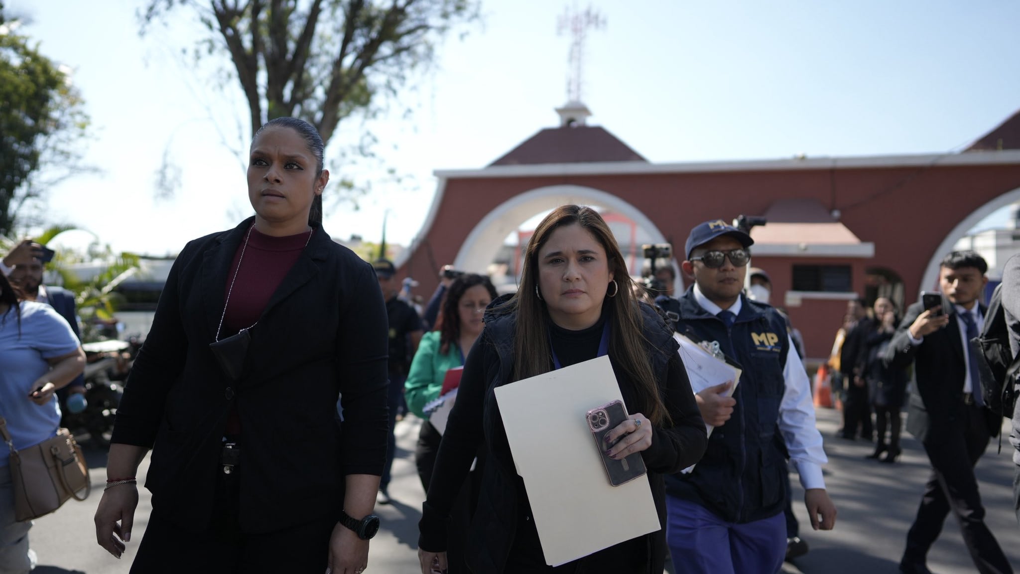 La fiscal Leonor Morales dirigió el allanamiento en el Club La Aurora. Foto: Plaza Pública