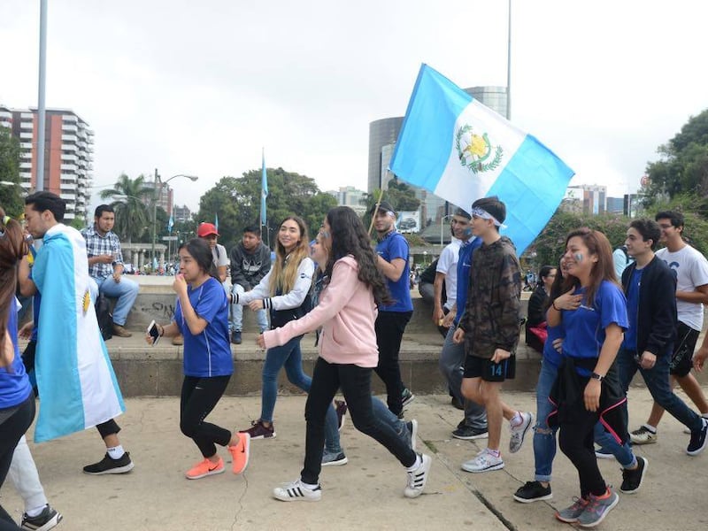 Guatemaltecos festejan aniversario de la Independencia llevando el fuego patrio