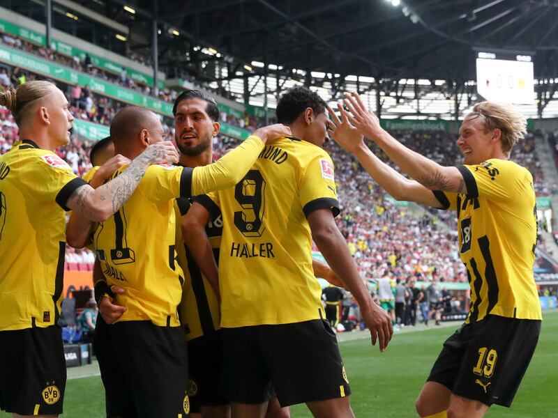 Borussia Dortmund a un paso del título de la Bundesliga después de vencer al Augsburgo