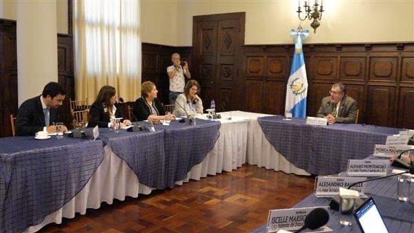 El presidente Bernardo Arévalo durante el encuentro con representantes de la Misión Especial de la Organización de Estados Americanos.