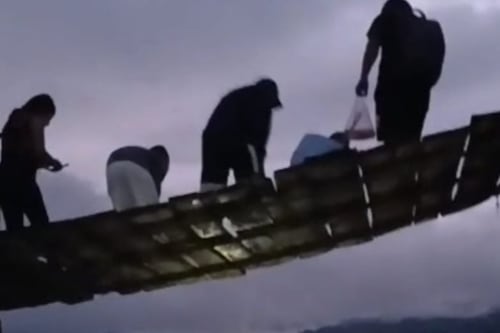 Motorista muere tras caer de puente colgante en Baja Verapaz