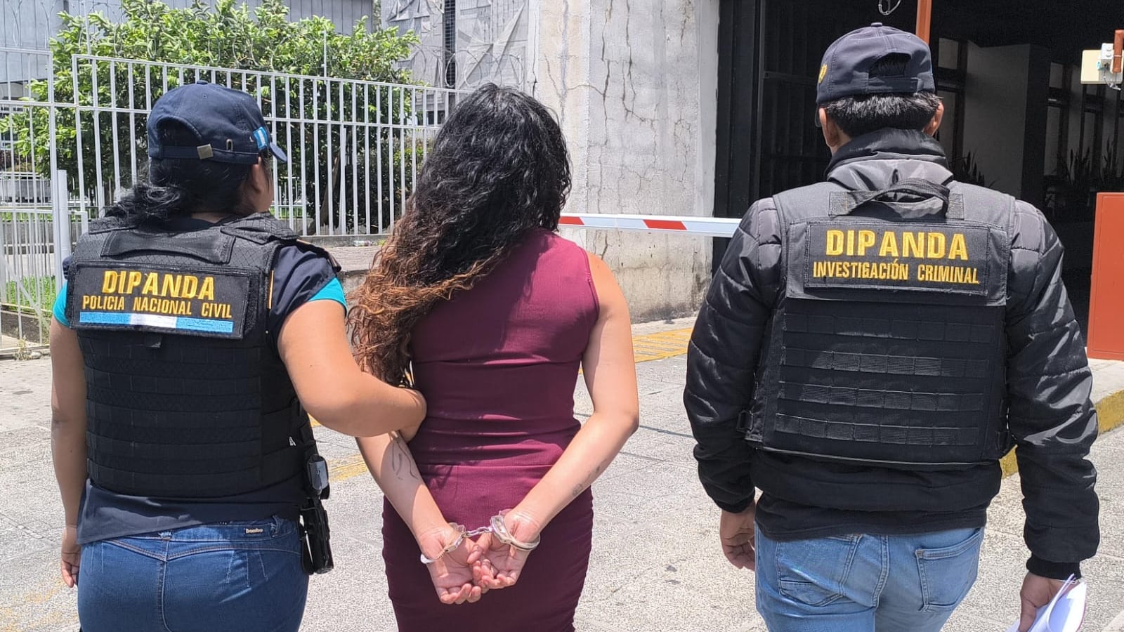 Capturan a dos mujeres por extorsión y asociación ilícita. Foto: PNC