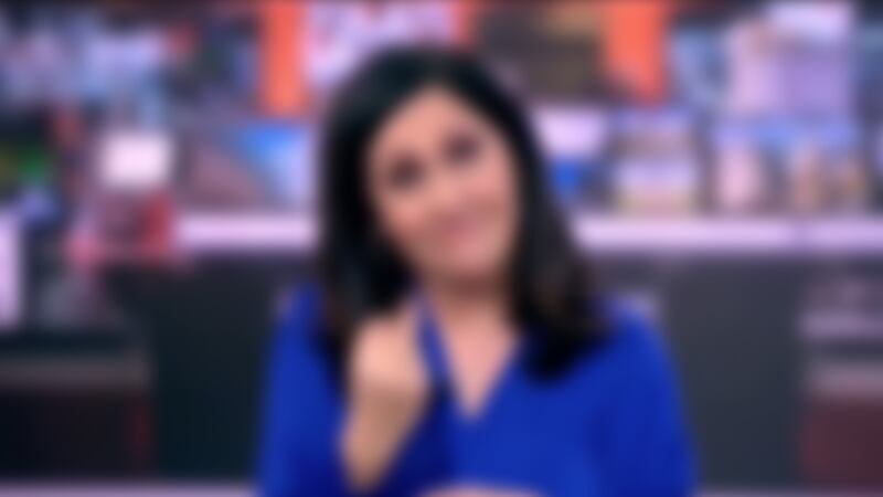 VIDEO. Presentadora abre el noticiero mostrando el dedo medio