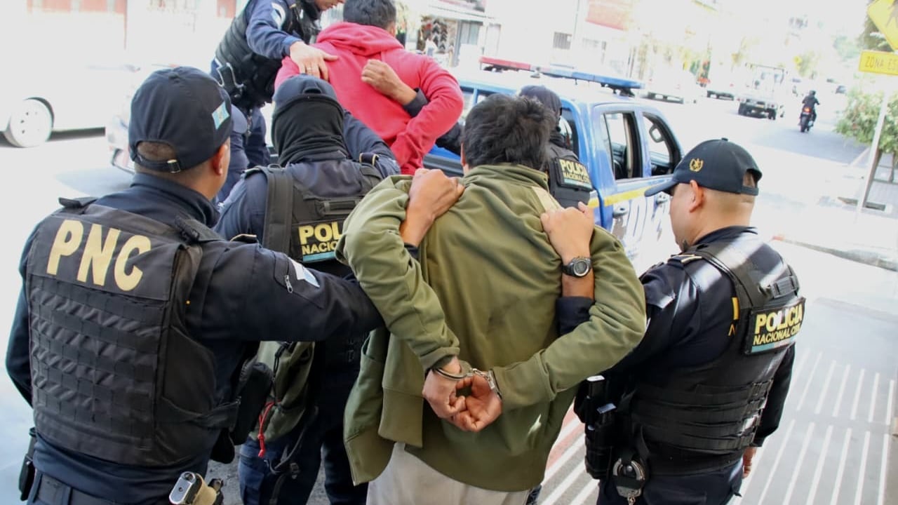 Los detenidos fueron puestos a disposición de las autoridades correspondientes. Foto: PNC