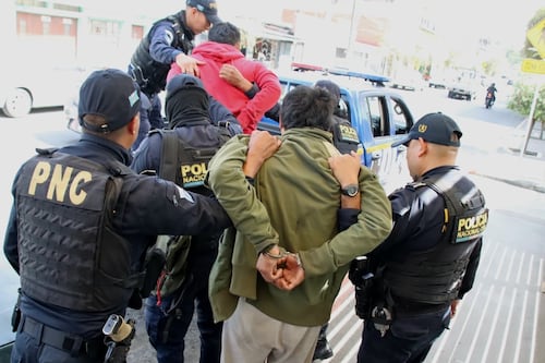 Asaltantes que operaban en un taxi fueron capturados en la calzada Atanasio Tzul