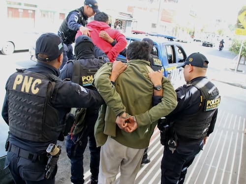 Asaltantes que operaban en un taxi fueron capturados en la calzada Atanasio Tzul
