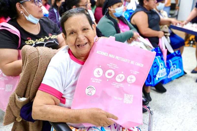 Pacientes celebran el Día Internacional de la Lucha contra el Cáncer de Mama.