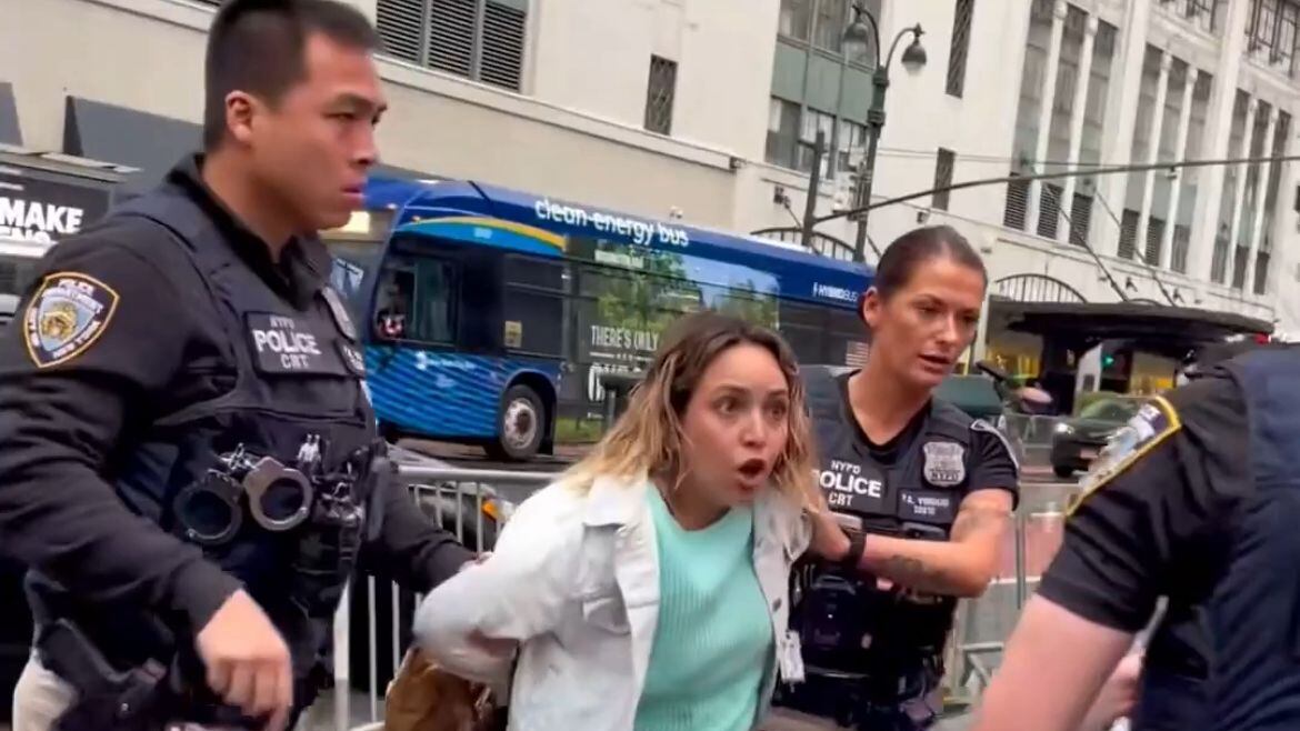 La mujer fue arrestada con aparente uso excesivo de fuerza y sin atención en español.