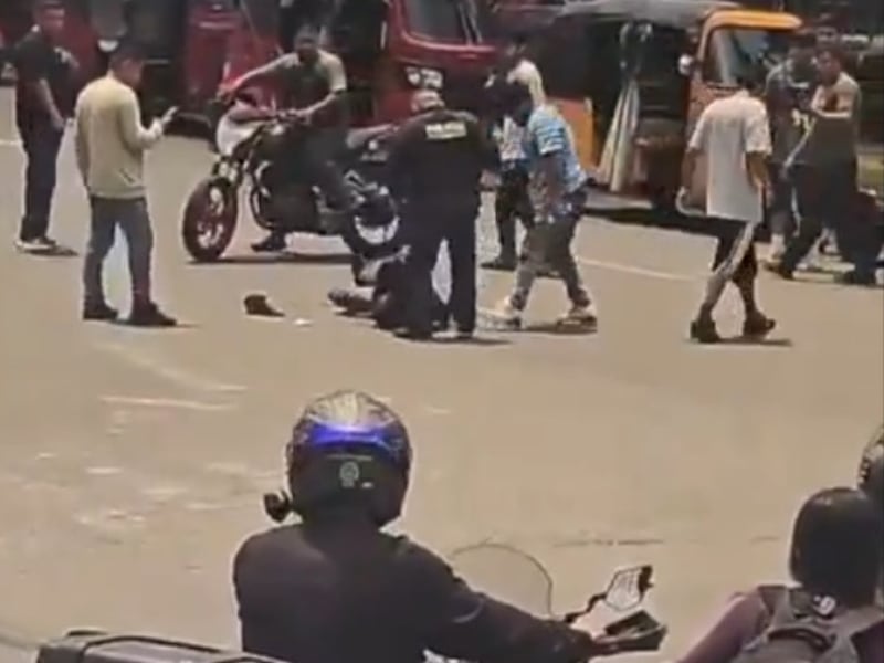VIDEO. Momento en que testigos vapulean a sicario tras ataque armado en zona 18