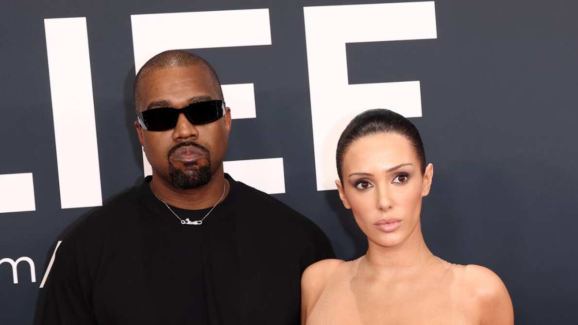 ¡Todo a la imaginación! Bianca Censori utiliza extravagante minivestido en los premios Grammy