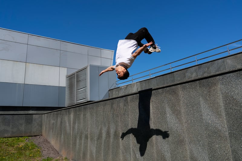 El parkour, cuyo nombre tiene un origen francés (parcours du combattant, o carreras de obstáculos), es una disciplina que se basa en el desplazamiento de un punto a otro de una forma fuera de lo convencional, sometiendo a tu cuerpo a pruebas cuyo elemento base es la espectacularidad. Foto: Magnific.