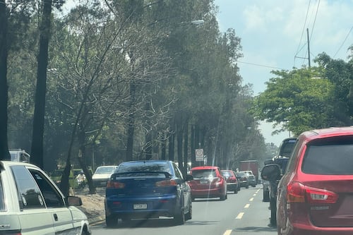 Cierran carriles en El Periférico por motorista herido y acompañante fallecida