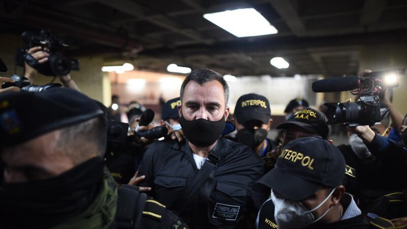 Sinibaldi se entrega, levanta suspicacias y reta al sistema judicial