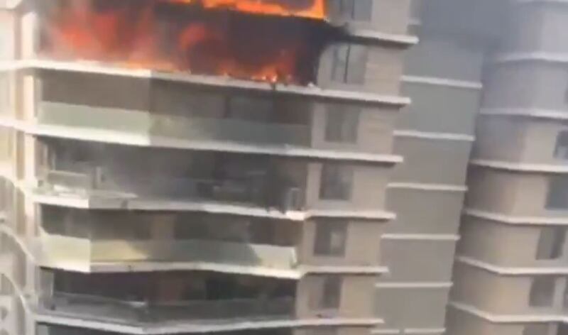 El fuego se extendió por varios pisos; al menos 50 personas fueron rescatadas con vida