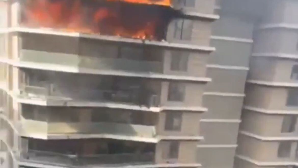 El fuego se extendió por varios pisos; al menos 50 personas fueron rescatadas con vida
