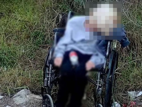 Desgarradoras imágenes del abandonó de una abuelita en la orilla de una carretera en México