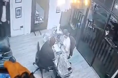 VIDEO. Cámara de seguridad capta asesinato de tatuador en centro comercial de San Cristóbal