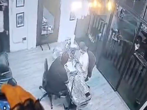 VIDEO. Cámara de seguridad capta asesinato de tatuador en centro comercial de San Cristóbal