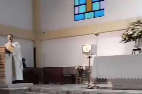 Graban una imagen parpadeando y sonriendo durante una misa