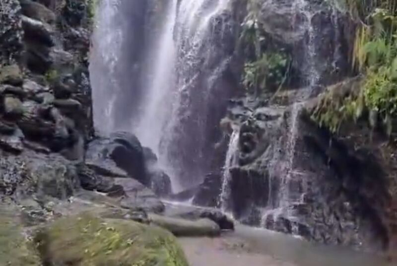 Las rocas misteriosas que asombran en una cascada de Indonesia