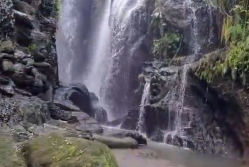 Las rocas misteriosas que asombran en una cascada de Indonesia