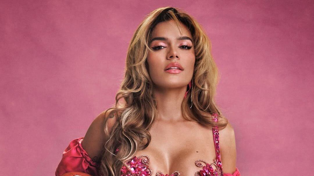 La intérprete de "Tropicoqueta" cantará en el medio tiempo de la NFL, el próximo 5 de septiembre. Foto: Redes sociales Karol G.