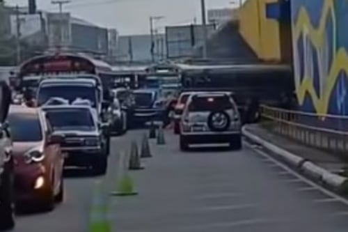 VIDEOS. Tráfico llega hasta la Aguilar Batres por contenedor volcado en ruta al Pacífico