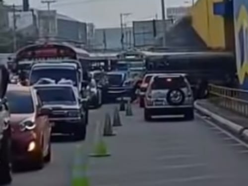 VIDEOS. Tráfico llega hasta la Aguilar Batres por contenedor volcado en ruta al Pacífico