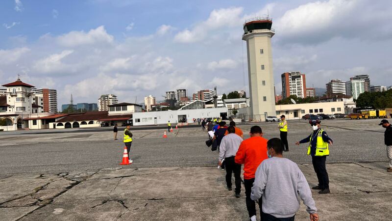 Arriban al país guatemaltecos retornados que viajaban en avión con desperfectos
