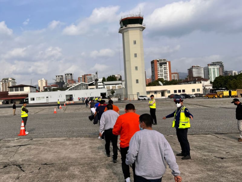 Arriban al país guatemaltecos retornados que viajaban en avión con desperfectos