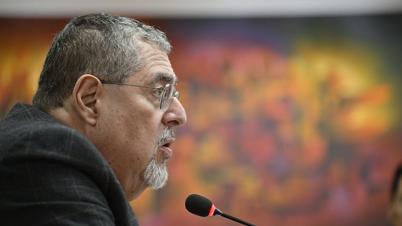 Bernardo Arévalo durante una conferencia.