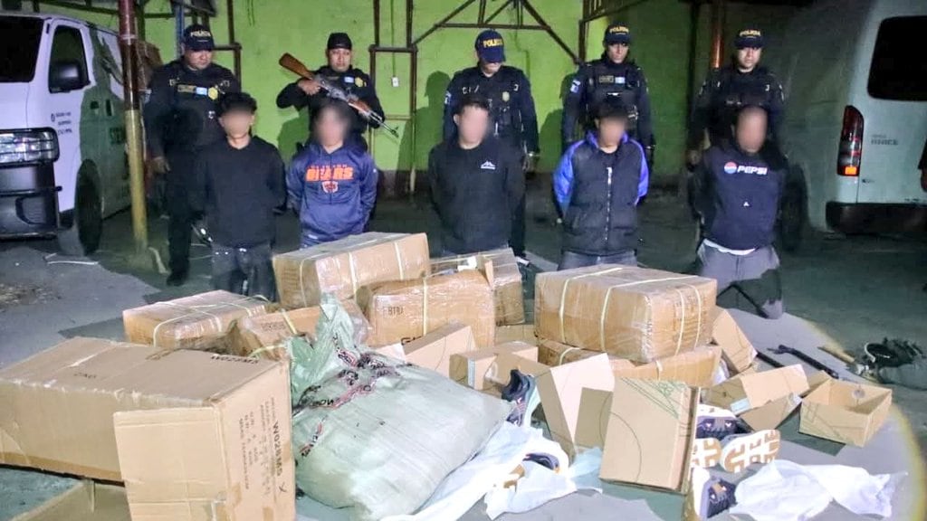 Los hombres fueron localizaron en un comercio de la zona 1. Foto: RRSS