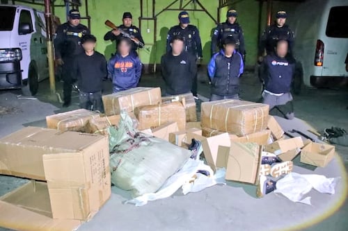 Capturan a cinco hombres, cuando saqueaban bodega en zona 1