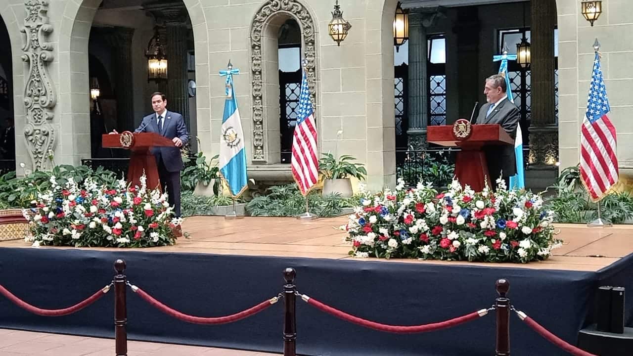 Marco Rubio, secretario de Estado de Estados Unidos, junto con el presidente Bernardo Arévalo en el Palacio Nacional.
